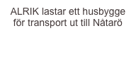 ALRIK lastar ett husbygge för transport ut till Nåtarö