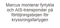 Marcus monterar fyrlykta och AIS-transponder på förtöjningsbojen för kryssningsfartygen