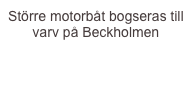 Större motorbåt bogseras till varv på Beckholmen